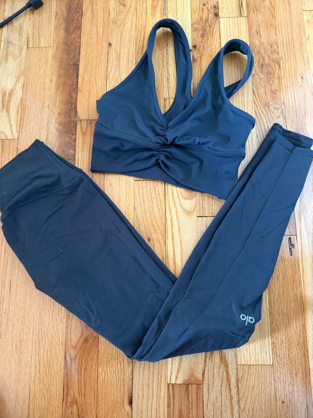 ALO Yoga dark grey  Twist-Front Sports Bra and Matching Leggings